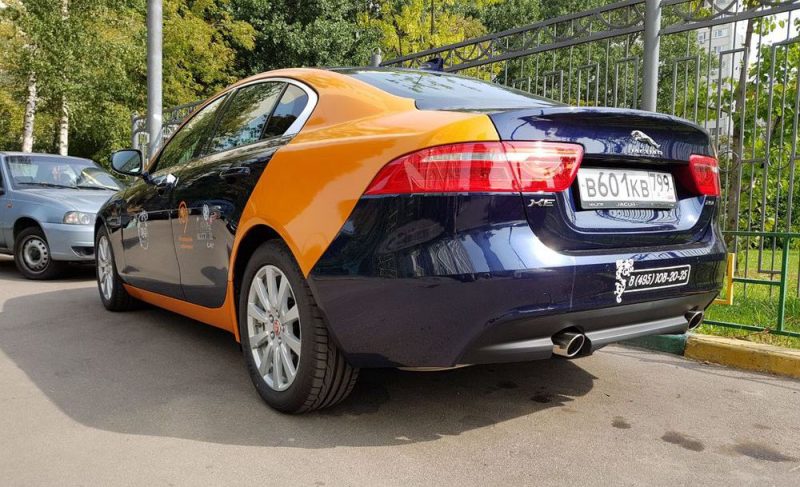 МатрёшCar добавил Jaguar XE к автопарку в Москве