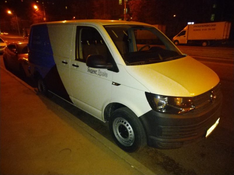 Volkswagen Transporter от каршеринга Яндекс.Драйв с Алисой на борту