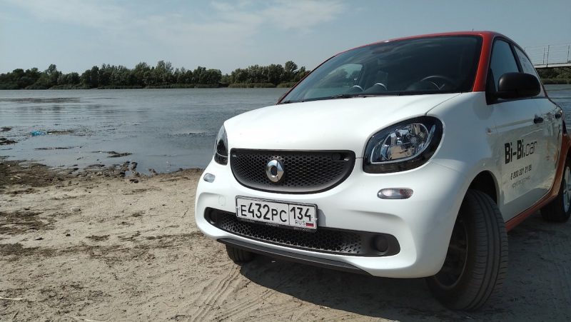 Smart ForFour от каршеринга Bi-Bi.Car в Ростове-на-Дону: яркий автомобиль в солнечный день
