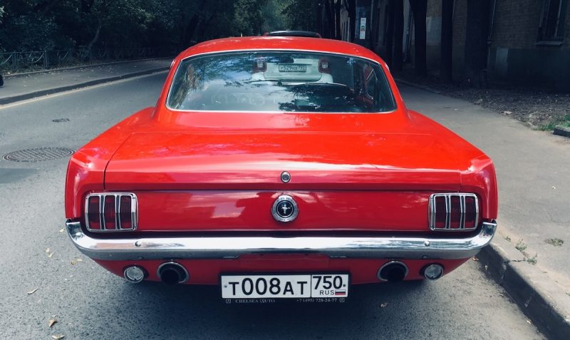 Ford Mustang 1965 года. Как и зачем он оказался в каршеринге?
