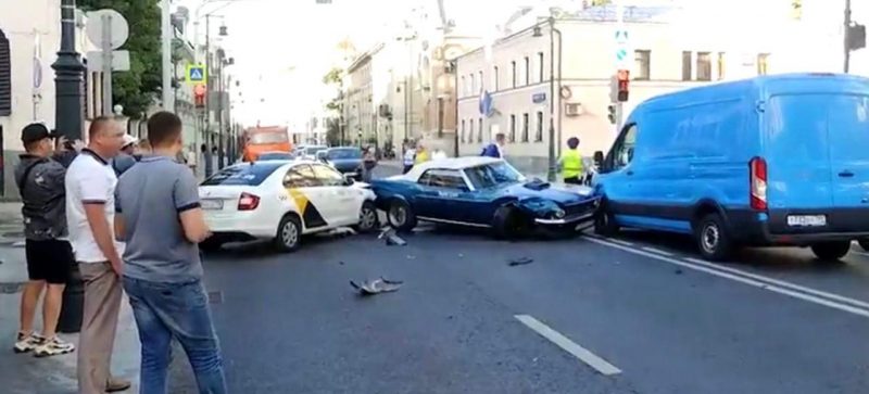 Мустанг Яндекс.Драйва попал в ДТП с Яндекс.Такси. Теперь в каршеринге только один ретро-автомобиль