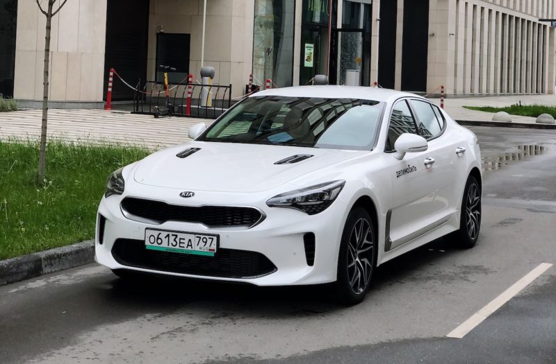 Каршеринг Делимобиль добавил в свой парк Kia Stinger — фото 1