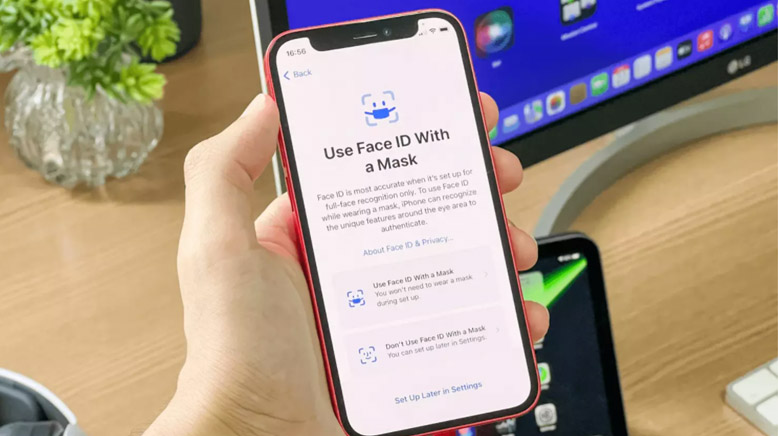 Новое обновление Apple позволит разблокировать телефон, не снимая защитной маски