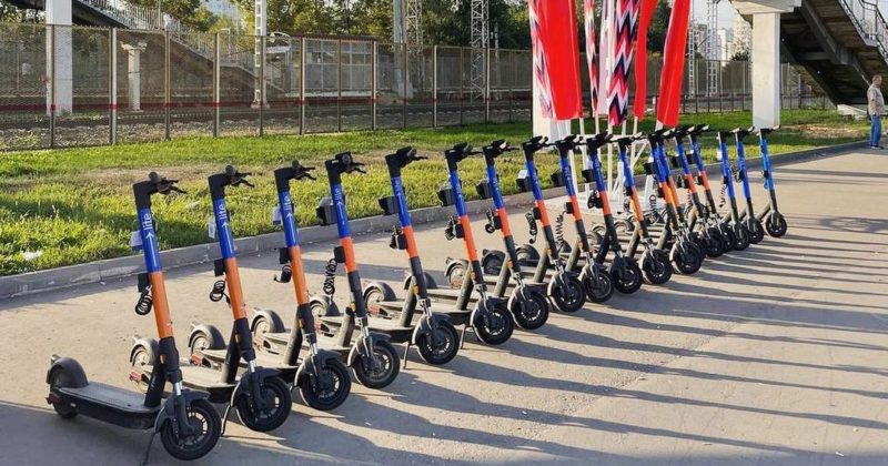 lite кикшеринг самокаты стоят у перехода