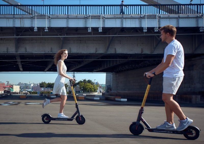 Whoosh: Москвичи используют электросамокаты для объезда пробок в часы пик