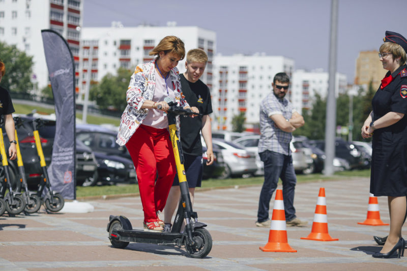 Whoosh подножка. Гонки на самокатах. Школа вождения электросамокатов. Гонки на самокатах взрослые. Whoosh самокаты.