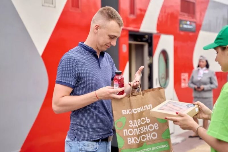 ВкусВилл теперь доставляет еду к поезду