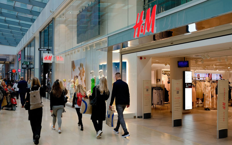 Известия: H&M возобновляет поставки одежды в Россию