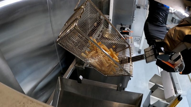 В США создали робота, который умеет готовить картофель фри и луковые кольца