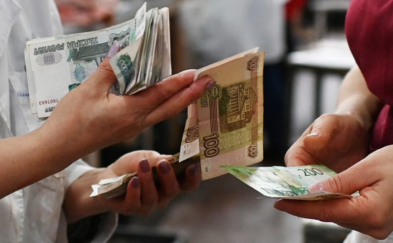 На кассах Пятерочки теперь можно снять наличные с карты любого банка