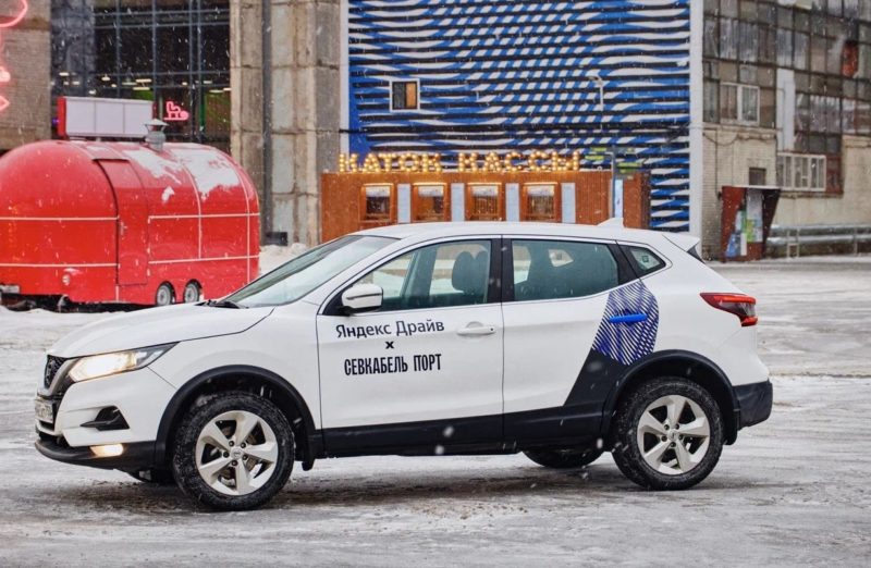 В Петербурге в автопарке Яндекс Драйва появились Nissan Qashqai в новой снежной оклейке
