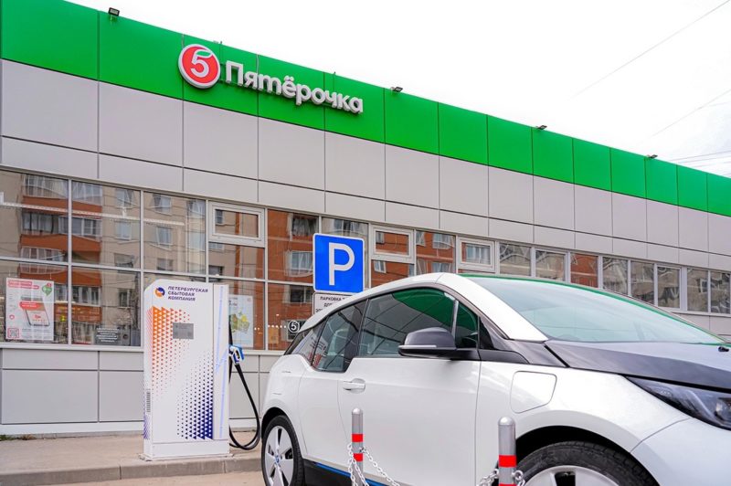 Ретейл без выбросов. На базе магазина Пятерочка установили первую зарядную станцию для электрокаров