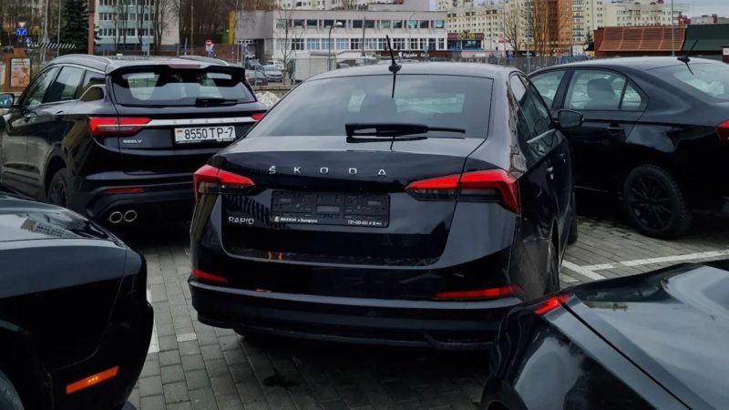 Белорусский каршеринг Hello добавил в автопарк Skoda Rapid без оклейки