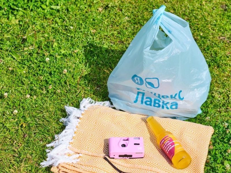 Яндекс Лавка начала доставлять готовую еду и продукты в парки Москвы