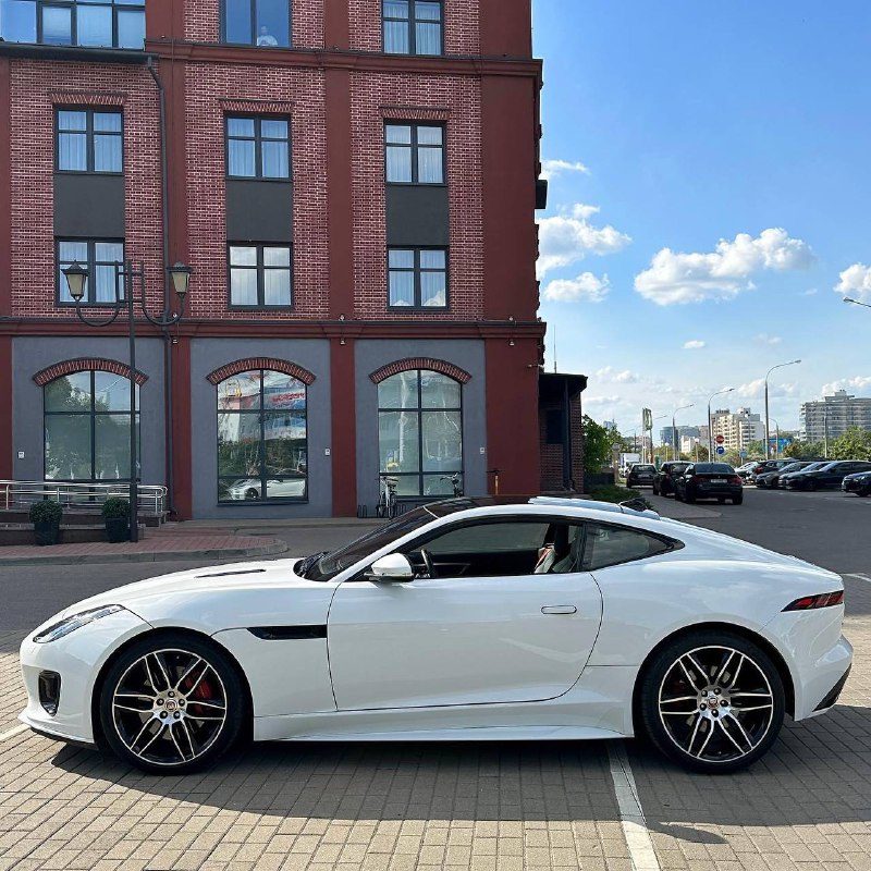 Каршеринг Hello добавил в автопарк спорткар Jaguar F-Type