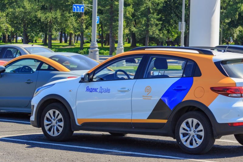 Каршеринг Яндекс Драйв изменил правила парковки в аэропорту Сочи