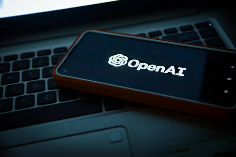 Экс-дизайнер Apple и гендиректор OpenAI разрабатывают новое ИИ-устройство