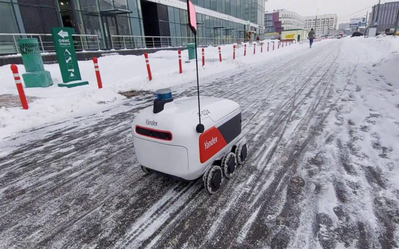 В Москве произошла первая попытка ограбления робота-доставщика от Яндекса