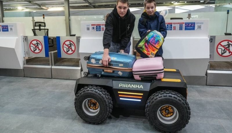 В петербургском аэропорту Пулково тестируют беспилотных роботов для доставки багажа