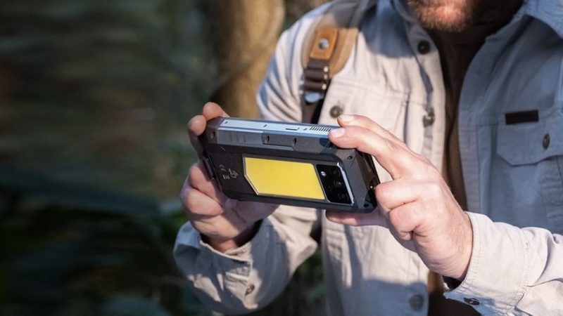 Oukitel представила смартфон WP100 Titan с батареей на 33000 мАч и встроенным проектором