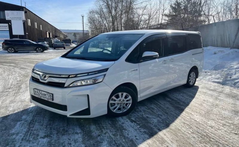 Каршеринг Cars7 добавил Toyota Voxy Hybrid в Иркутске