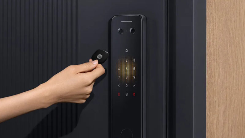 Xiaomi представила умный дверной замок, способный менять голос