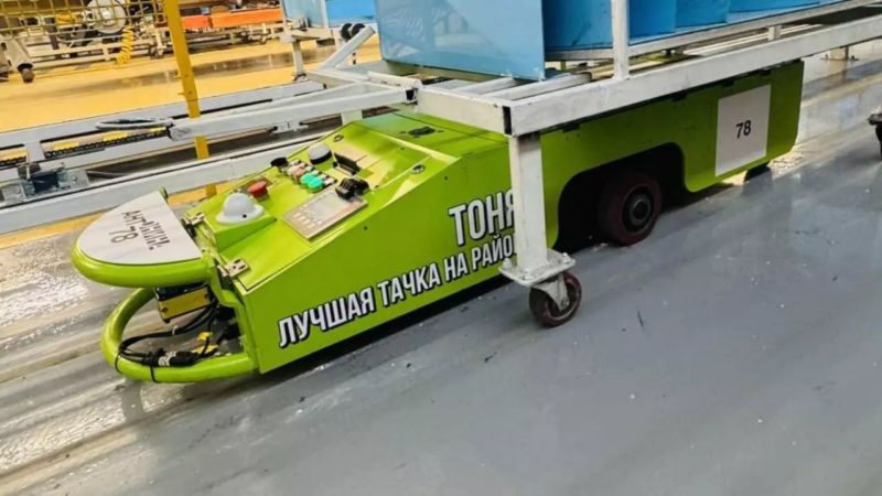 АвтоВАЗ показал поющего робота-доставщика «Антонина» — фото 2