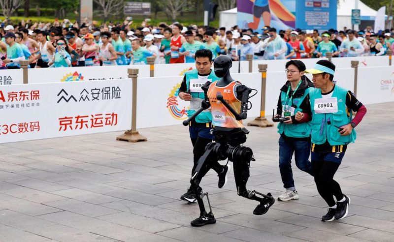 В Китае завершился первый полу-марафон между людьми и роботами