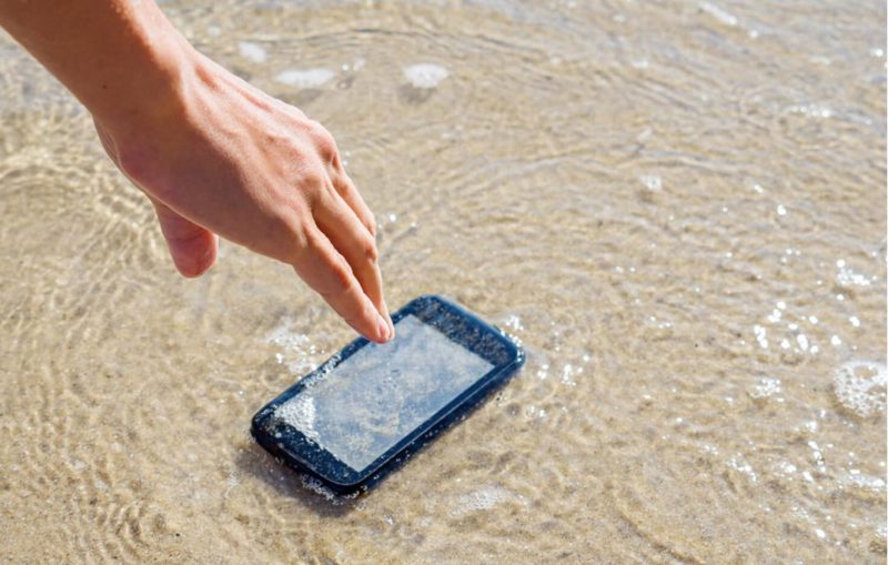 Исследование CNET: использование риса для сушки промокшего смартфона может повредить телефон