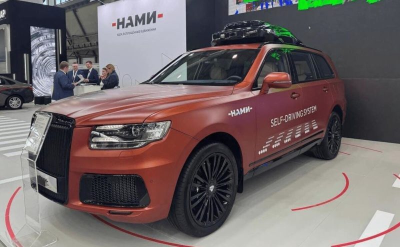 На выставке Иннопром презентовали Aurus Komendant и Lada Vesta с «беспилотной технологией»