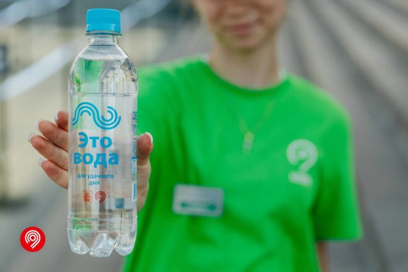 В московском транспорте начали раздачу воды в связи со знойной погодой