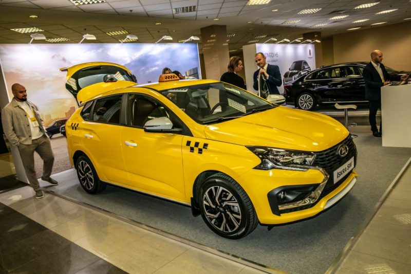 Электромобиль Атом и Lada Iskra показали в оклейке для такси — фото 2