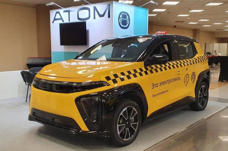 Электромобиль Атом и Lada Iskra показали в оклейке для такси