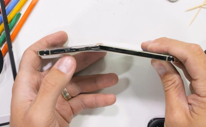 Американский блогер проверил на прочность iPhone Air — согнуть его руками не вышло