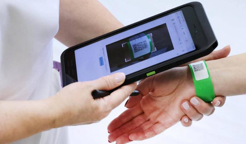 В больницах Москвы ввели идентификацию пациентов по QR-коду