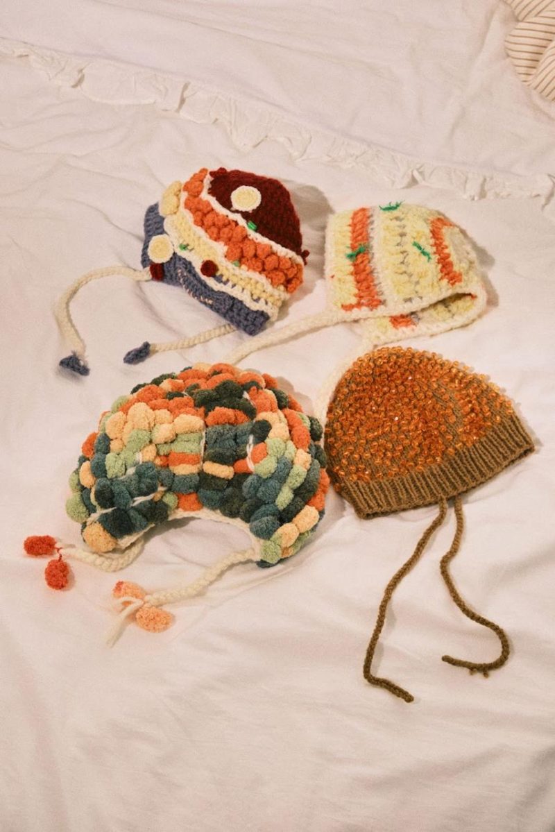 Доставка «Перекрёстка» представила handmade чепчики в виде новогодних блюд — фото 1