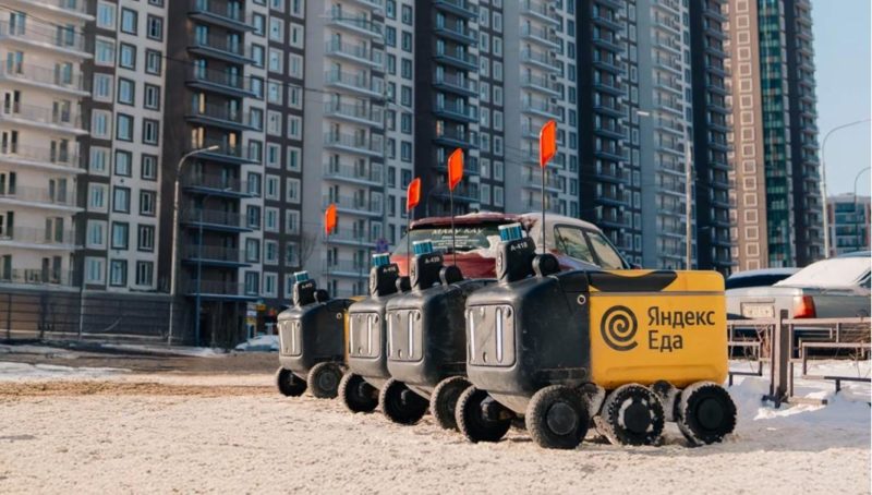 Роботы-курьеры Яндекс Еды начали доставлять заказы жителям Петербурга