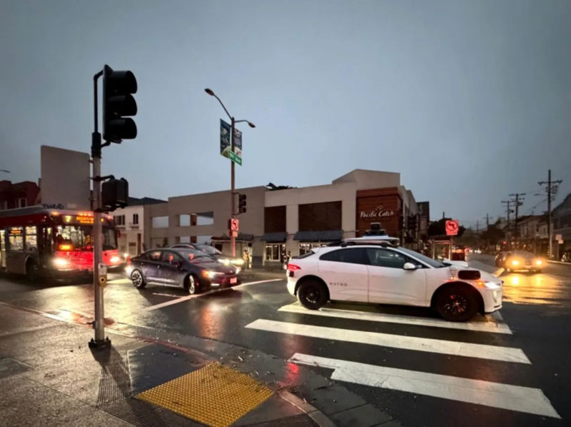 Беспилотные такси Waymo перестали работать в Сан-Франциско после отключения электричества