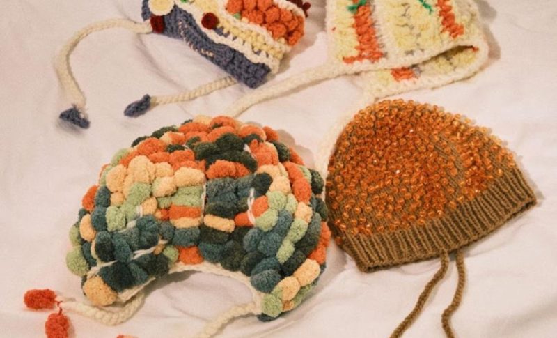 Доставка «Перекрёстка» представила handmade чепчики в виде новогодних блюд