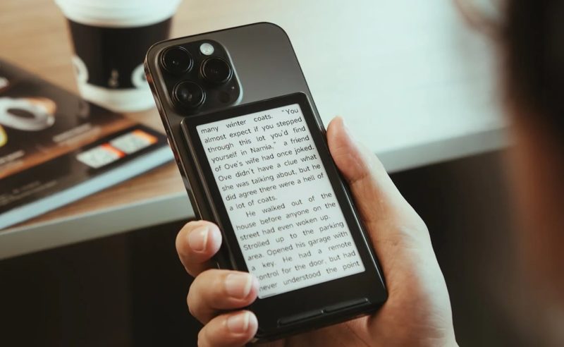 Китайская компания Xteink выпустила мини-ридер, который крепится к iPhone и Pixel 10 как MagSafe-аксессуар