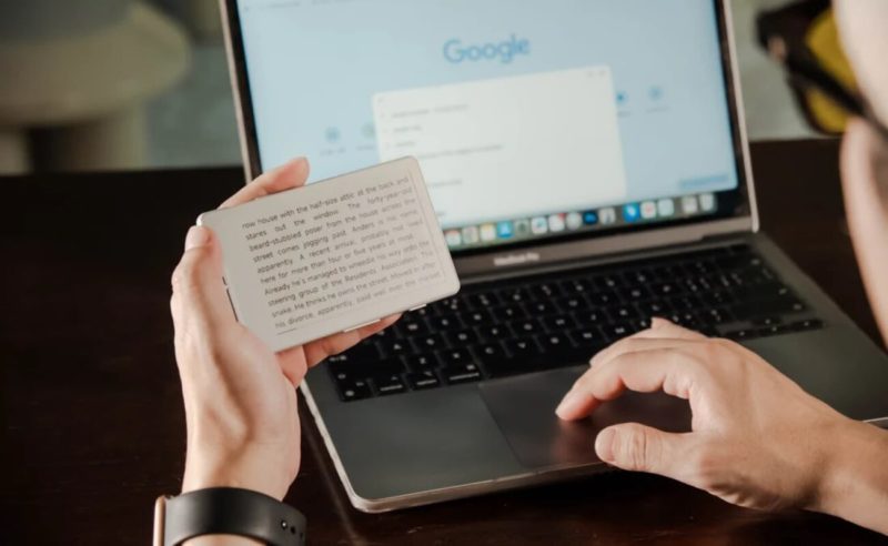 Китайская компания Xteink выпустила мини-ридер, который крепится к iPhone и Pixel 10 как MagSafe-аксессуар