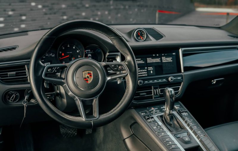 Белорусский каршеринг Hello пополнил автопарк Porsche Macan