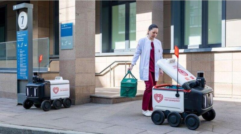 В больницах Москвы роботы-доставщики от Яндекса начали перевозить лекарства