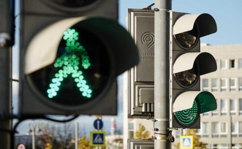 В Москве начали дублировать сигналы светофора подсветкой на тротуаре