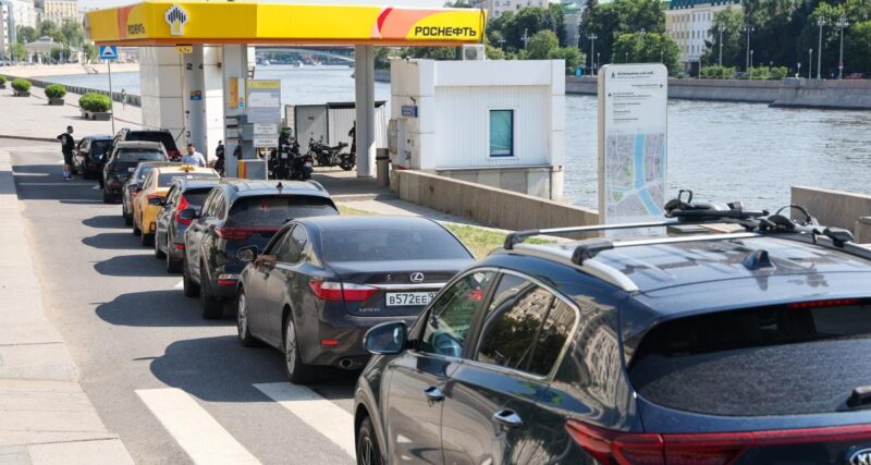 МВД отменит штрафы, выписанные водителям в очереди на заправке