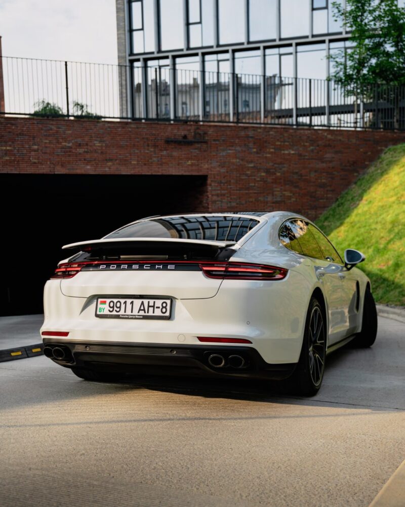 Белорусский каршеринг Hello добавил в свой автопарк Porsche Panamera — фото 2