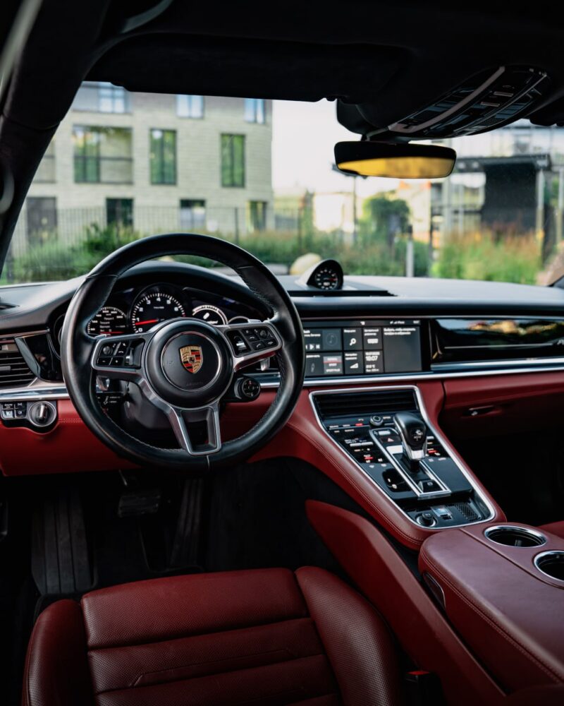 Белорусский каршеринг Hello добавил в свой автопарк Porsche Panamera — фото 3