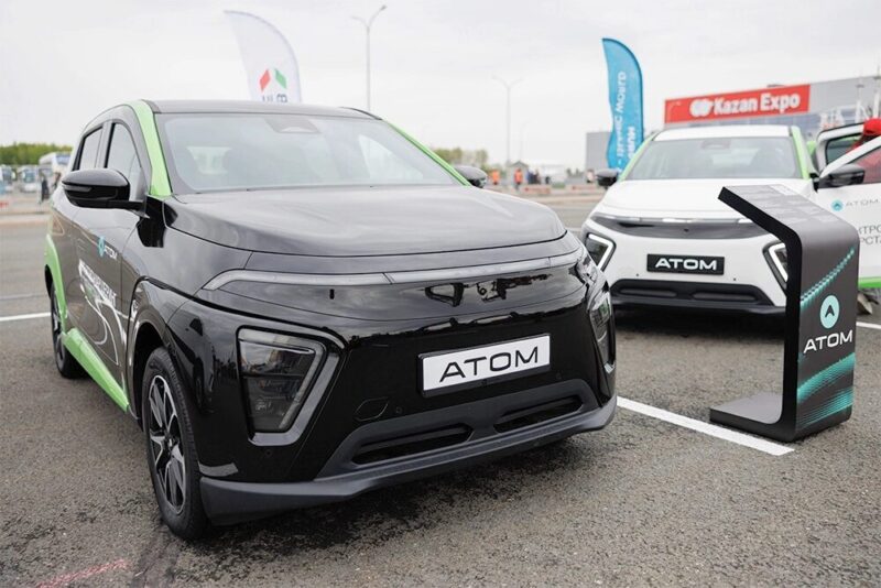 В сентябре на учёт встало 14 российских электрокаров «Атом»