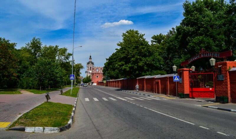В Москве временно перекрыли движение транспорта вблизи кладбищ