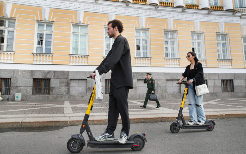 Самокатчиков в Петербурге хотят обязать регистрироваться через «Госуслуги»